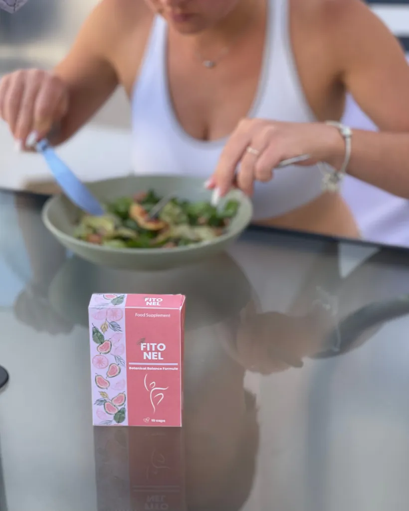 Donna a tavola con un piatto di insalata, confezione FitoNel accanto