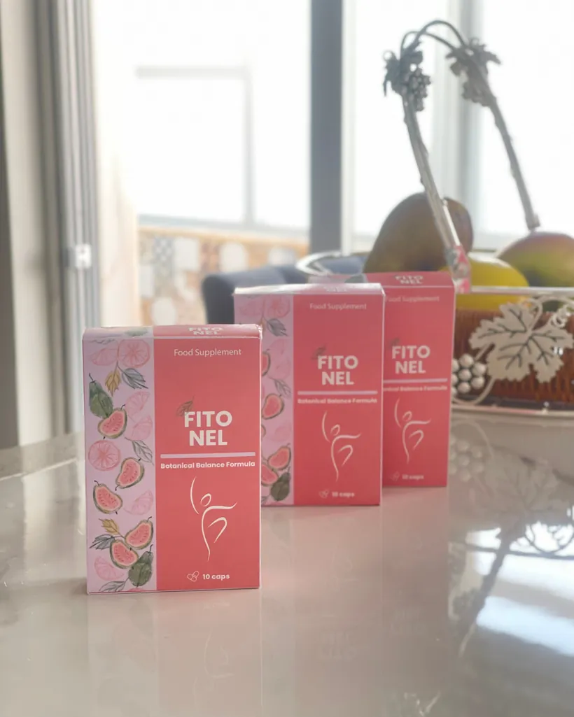 Tre confezioni FitoNel su un tavolo accanto a una ciotola di frutta
